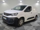 la camionnette blanche est garée sur le sol en damier d'une pièce