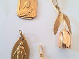 trois bijoux, dont une médaille en or, un pendentif et une perle