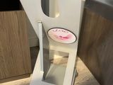 une vitrine blanche surmontée d'un miroir