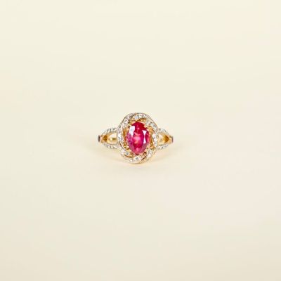 Bague en or jaune 14K (585/oo), sertie en son centre d'une t…