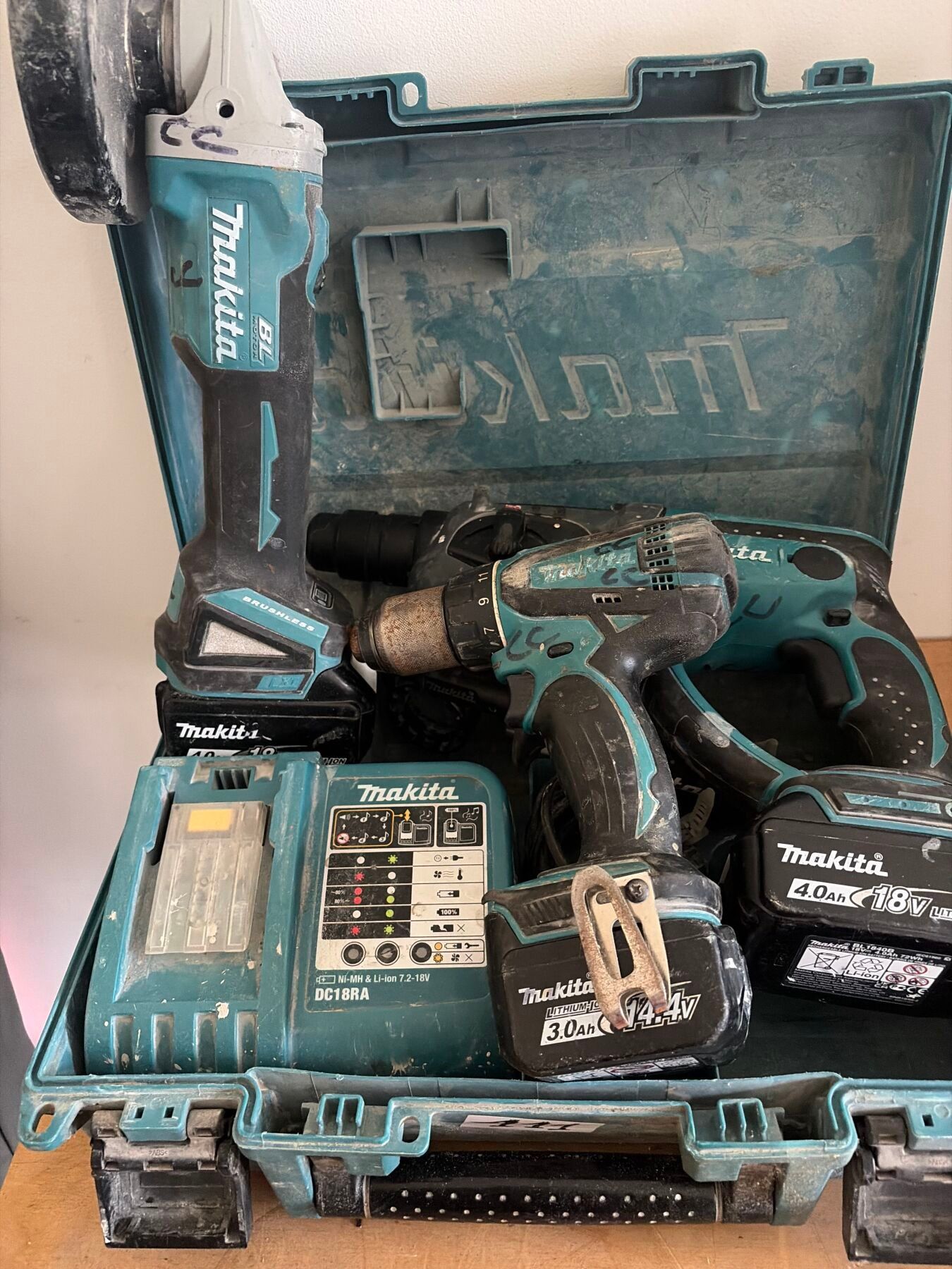 Une meuleuse MAKITA.