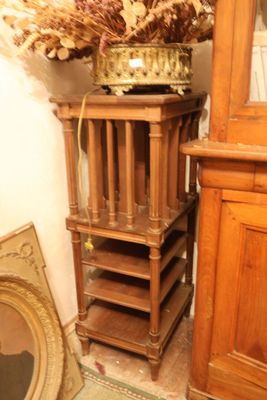 Casier à musique en bois naturel mouluré et sculpté, montant… - Photo 1