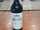 une bouteille de vin posée sur une table, avec une étiquette de prix dessus