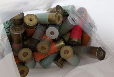 un sac rempli de cartouches de fusil posé sur une table
