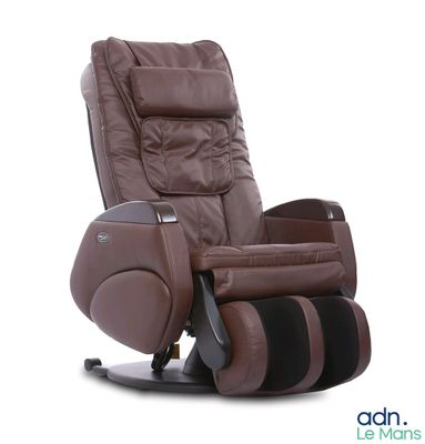 Le fauteuil de massage est marron et comporte des rayures noires.