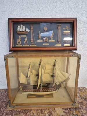 une maquette de bateau en bois exposée dans une vitrine