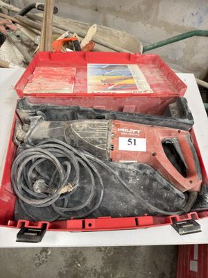 une boîte à outils rouge avec des outils sur une table