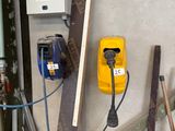 les nombreux outils accrochés au mur du garage