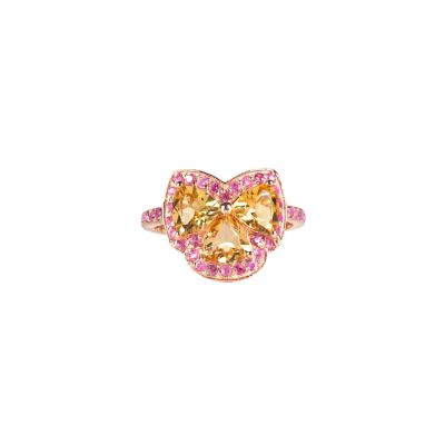 une bague sertie d'un saphir jaune et d'un saphir rose, en or rose 18 carats