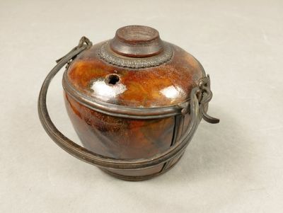 CHINE IMPERIALE ou VIETNAM. Pipe à eau en grès glacuré, à mo…