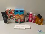 le contenu d'une trousse de beauté est présenté sur une table
