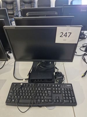 un clavier et un écran posés sur un bureau dans une pièce