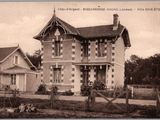 une vieille photo d'une maison devant laquelle se trouve un cheval