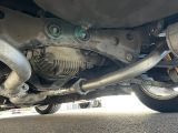 un gros plan sur le pot d'échappement d'une voiture et le tuyau d'échappement
