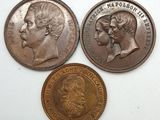 trois pièces britanniques, dont l'une est un souverain et l'autre est un souverain