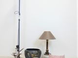 une lampe, un vase, un abat-jour et d'autres objets posés par terre