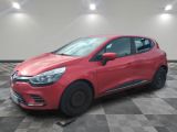 une voiture rouge garée dans un garage au sol en damier