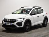 un 4x4 blanc garé dans une pièce au sol en damier