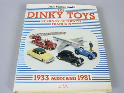 un livre sur les Dinky Toys posé sur une table