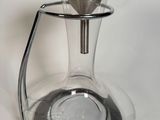 une image d'une cafetière en verre avec une poignée en bois