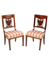 Paire de chaises en bois sculpté, le dossier ajouré à décor …