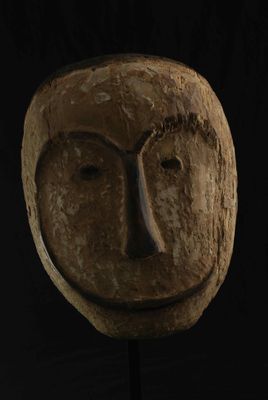 une image d'un masque en bois sur fond noir