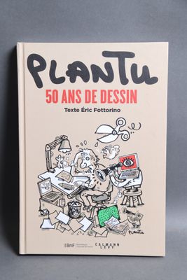 un livre blanc avec des inscriptions noires, posé sur une table
