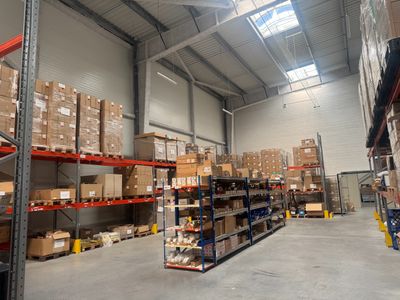 un grand entrepôt rempli de boîtes et de cartons
