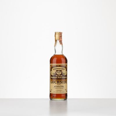 une bouteille de whisky « Old Fashioned » posée sur une table