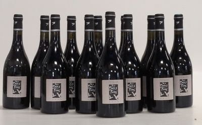 six bouteilles de vin sont alignées sur une table