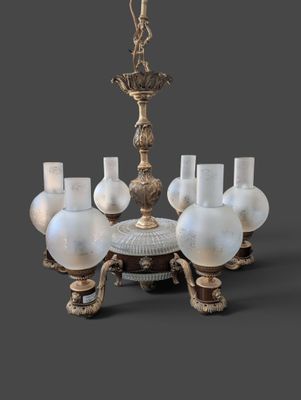 une image d'un lustre en verre et en métal