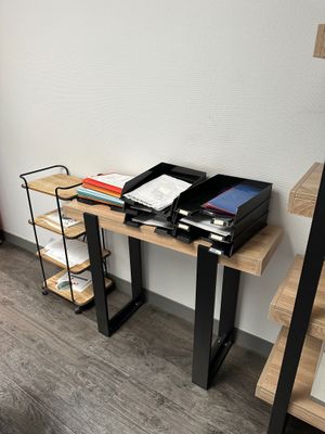 un bureau sur lequel se trouvent un ordinateur portable et une imprimante