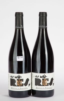 deux bouteilles de vin rouge posées l'une à côté de l'autre sur une surface blanche