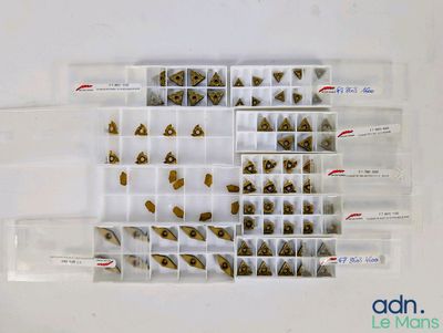 une photo d'une boîte transparente remplie de nombreux types de fruits à coque différents