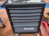 un chariot à outils chargé d'outils dans un entrepôt