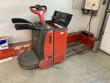 une photo d'un chariot élévateur dans un garage