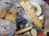 un seau rempli d'objets divers et d'outils