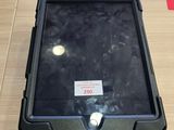 une tablette posée sur une table dans une pièce