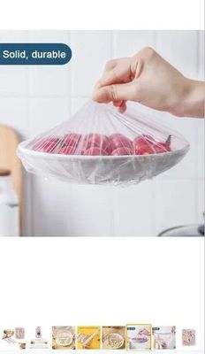 une photo d'une personne tenant un sac de provisions