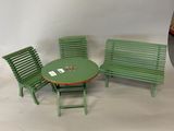 une table verte et quatre chaises vertes dans une pièce
