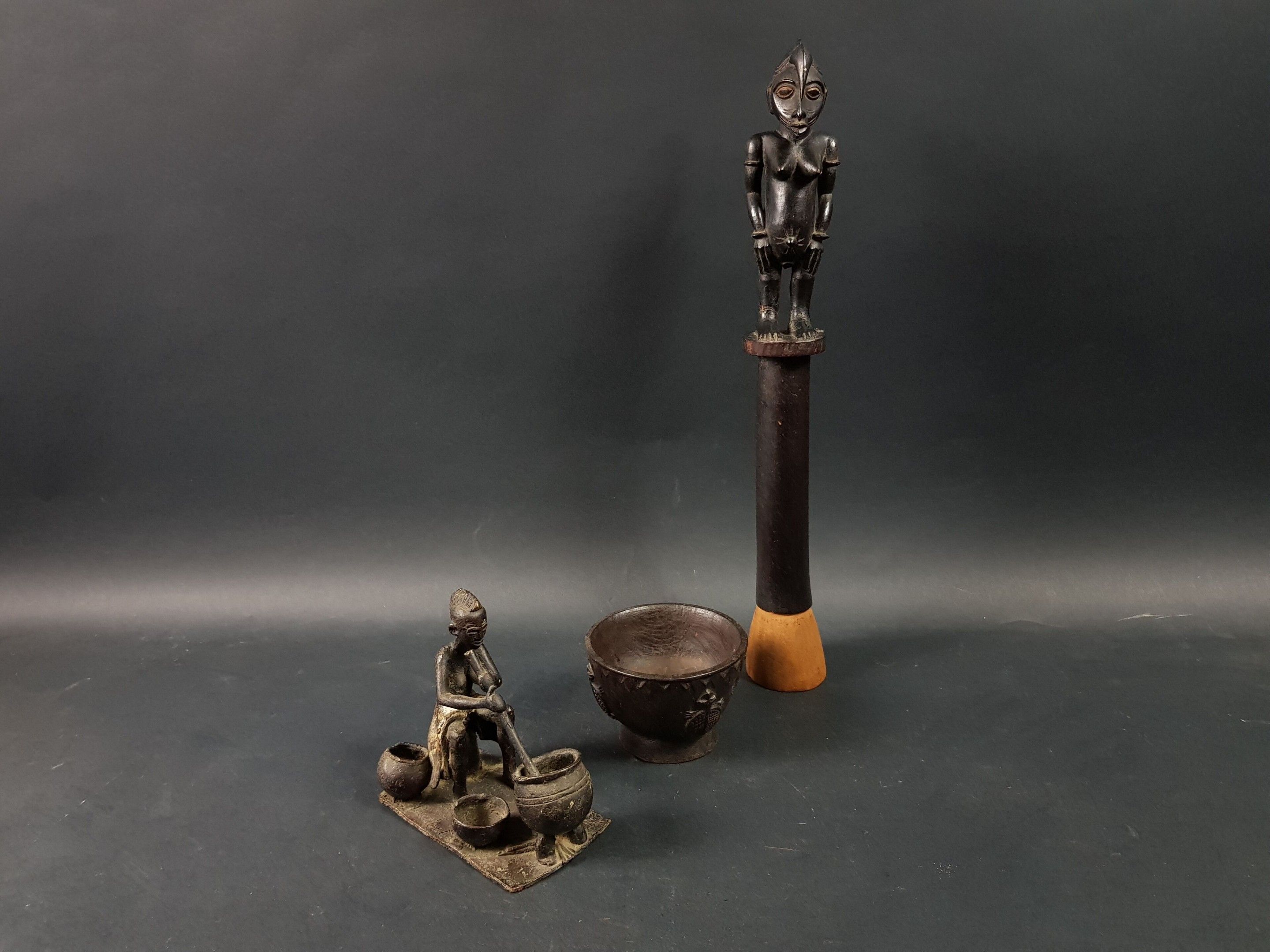 Lot comprenant : - un pilon à décor sculpté de femme, les bras le long du corps - Belle facture ancienne, années 40-5...