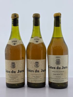 trois bouteilles de vin posées sur une table l'une à côté de l'autre