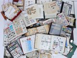 beaucoup de timbres posés sur une table où se trouvent de nombreux livres