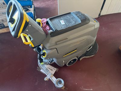a machine that is sitting on the floor in the room