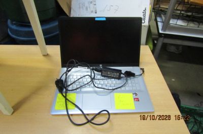 un ordinateur portable posé sur un bureau