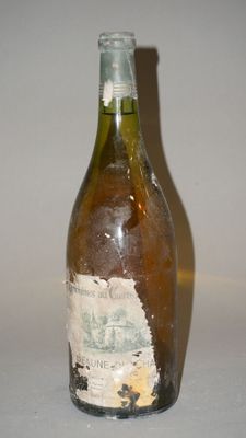 une bouteille de vin qui a été laissée sur la table