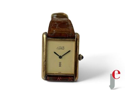 une image d'un gros plan d'une montre-bracelet sur un fond blanc