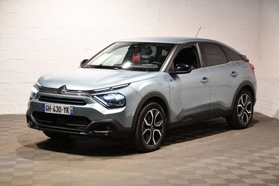 la voiture argentée est garée dans le garage sur le sol en damier