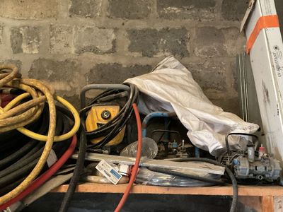 un tas de tuyaux et d'autres outils posés sur une étagère