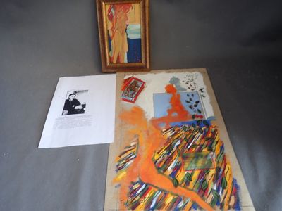 la photo d'un tableau posé sur une table, à côté de la photo d'une femme